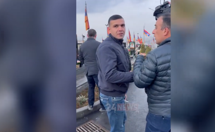 Сопровождавший Шахраманяна человек отличился хулиганским поведением, озвучил ругательства в адрес журналиста и оператора