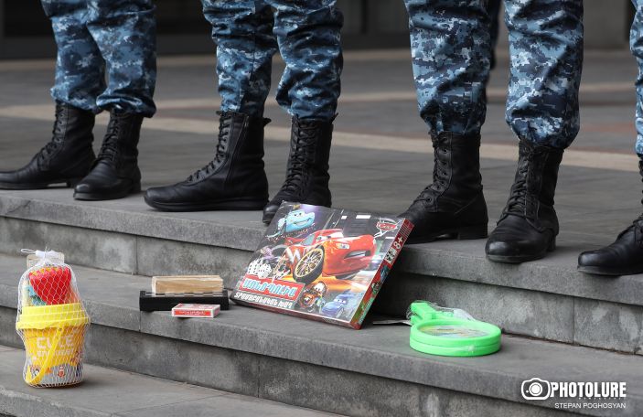 Участники акции протеста принесли для руководства МИД Армении игрушки и настольные игры