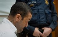 Суд приговорил экс-футболиста сборной Бразилии Дани Алвеса к 4,5 годам тюрьмы за изнасилование