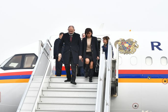 Pashinyan off to Greece with wife