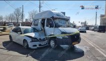 В Ереване автомобиль марки BMW врезался в пассажирский микроавтобус: есть пострадавшие