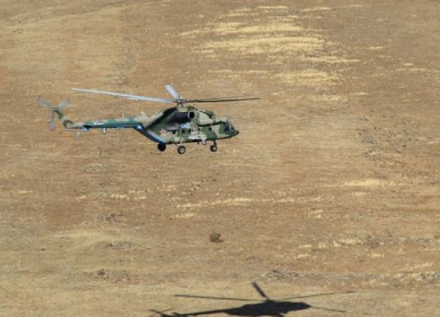 Экипажи вертолетов Ми-8 и Ка-52 ЮВО российской военной базы в Армении выполнили полеты на предельно низких высотах