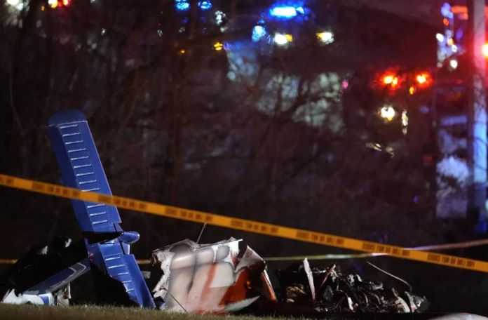 В США самолет с пассажирами упал и сгорел в нескольких метрах от трассы