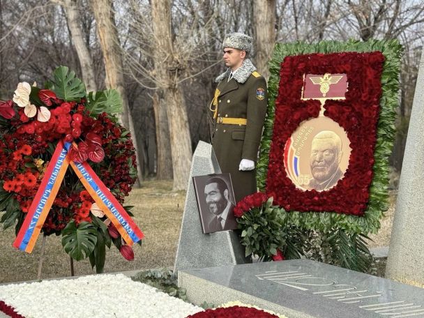 Serzh Sargsyan pays respects to Vazgen Sargsyan's memory