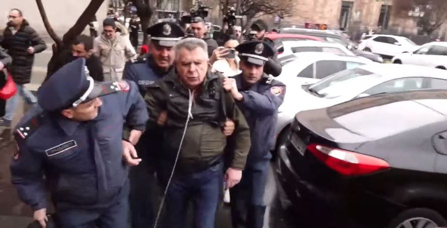Ինքնահրկիզման փորձ՝ կառավարության դիմաց, ոստիկանները քաղաքացուն բերման ենթարկեցին