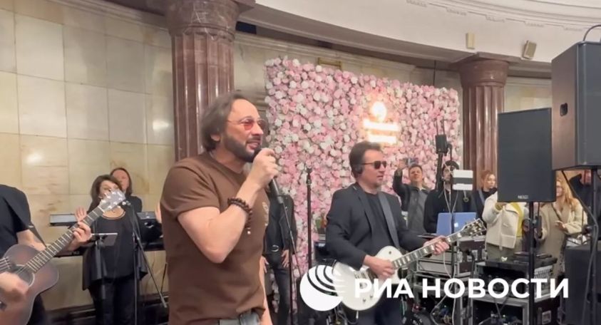 «Все для тебя – рассветы и туманы»: Стас Михайлов выступил в московском метро в честь 8 Марта