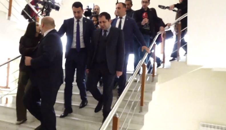Ո՛չ, չկրակելու հրաման չկա.Սուրեն Պապիկյանը՝ հայ-ադրբեջանական սահմանի մասին