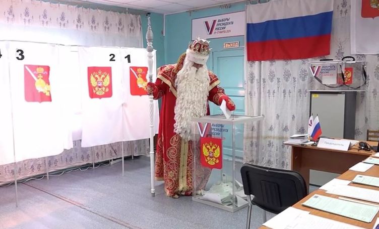 Дед Мороз из Великого Устюга проголосовал на выборах президента РФ