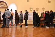 ՌԴ դեսպանատան դիմաց քվեարկության համար հերթը մի քանի հարյուր մետր է ձգվում