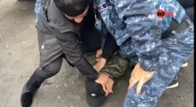 Как правоохранители в масках толпой жестко задерживают Нарека Самсоняна