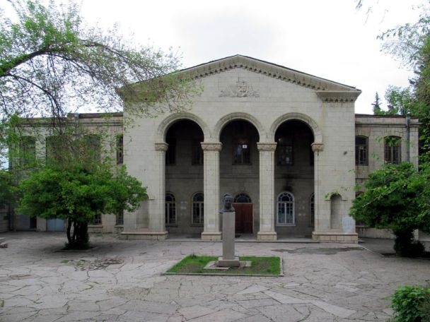 «Ստեփանակերտի» անունը չեն թույլատրում օգտագործել ու արդեն պետական չենք. Փափազյանի անվ.պետական թատրոնի տնօրեն