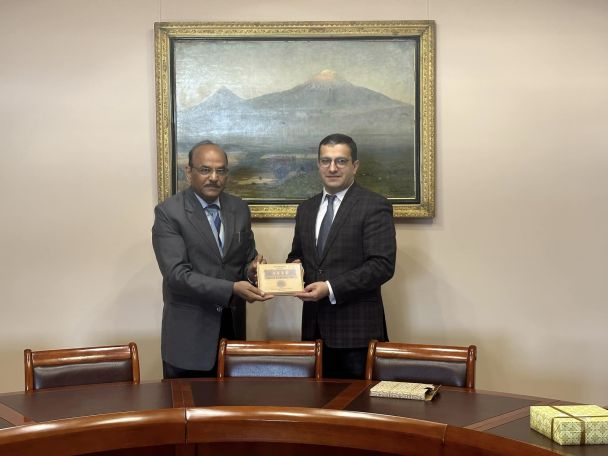 National Archives of India head visits Yerevan's Matenadaran