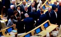 Заседание парламента Грузии началось со стычки