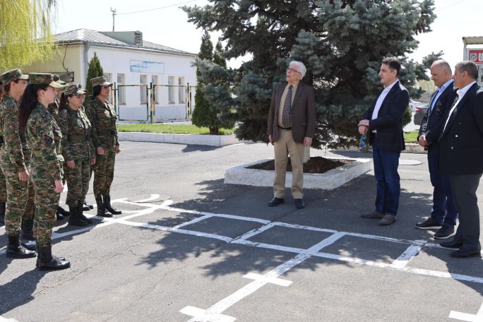 Մայրության և գեղեցկության տոնին ընդառաջ՝ արվեստագետները այցելել են զորամաս