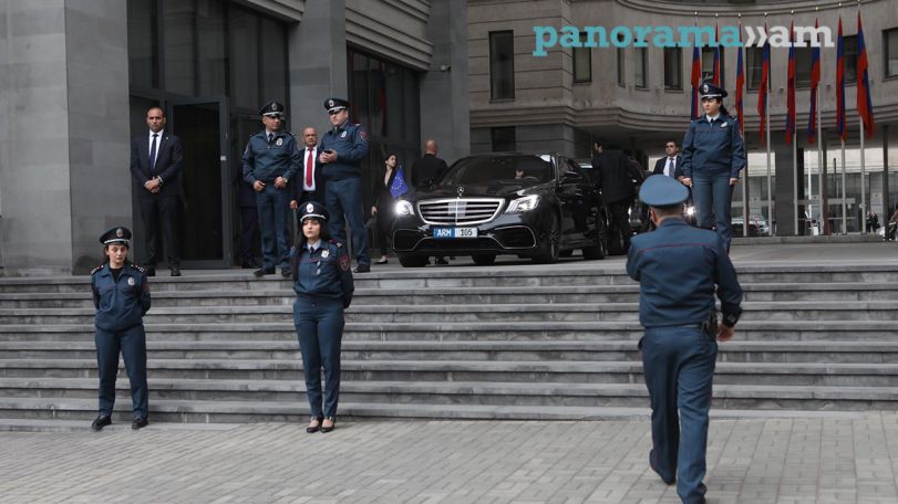 Freedom! Мария Пейчинович-Бурич вошла в здание МИД Армении под скандирование участников акции