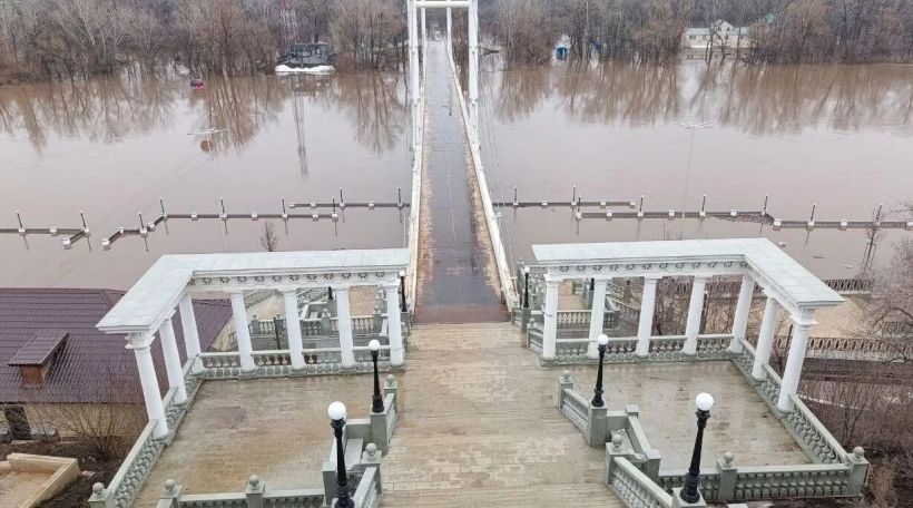 На затопленных участках в Оренбурге плавают вещи, нет ворот и калиток