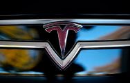 Американская Tesla летом представит беспилотное такси