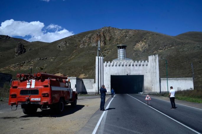Դիլիջանի թունելի մուտքի այդ խայտառակ վիճակը նախարարությանն անհնագստացնո՞ւմ է. Գեղամ Նազարյան