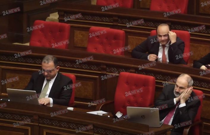 Странные телодвижения и жестикуляция Пашиняна – во время выступлений оппозиционеров