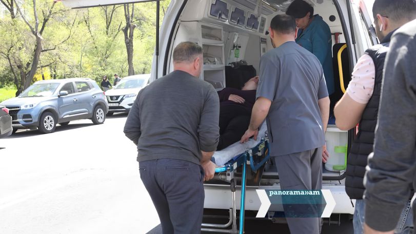 Мать задержанного после инцидента с депутатом от фракции Пашиняна Самвела Варданяна упала в обморок у здания СК Армении