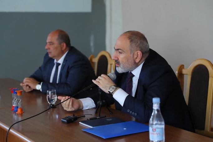 Pashinyan meets with Voskepar residents