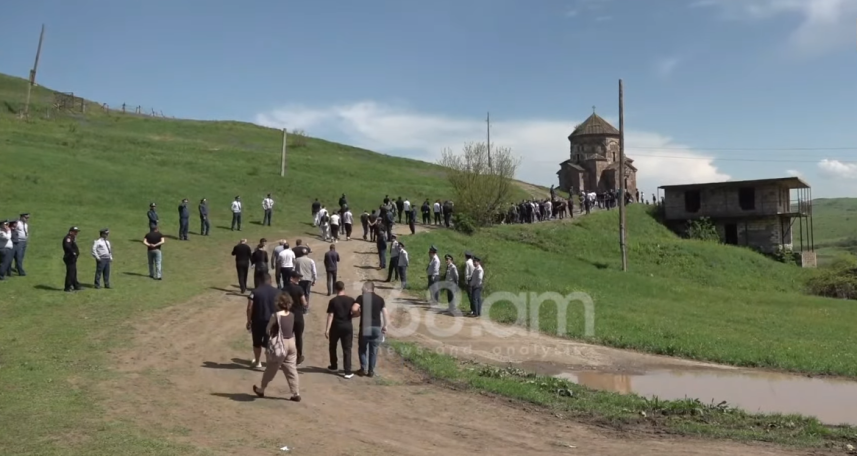 People allowed to enter church in Armenian border village