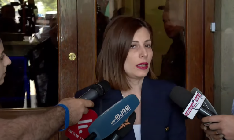 Ցուցարարները կառավարության շենքը լքող Անահիտ Ավանեսյանին ուղեկցեցին «ամոթ, ամոթ» վանկարկումներով