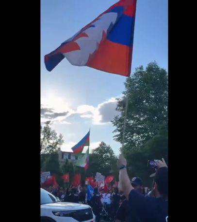 Участники антиармянской акции в Вашингтоне с флагами Турции и Азербайджана в руках скандируют «Пашинян! Пашинян!»