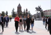 «No comment»: жена Пашиняна Анна Акопян – в поезде Ереван-Гюмри