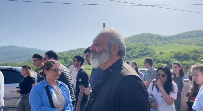 Բագրատ Սրբազանը երիտասարդների հետ երգեց Կոմիտասի «Վարդան Մամիկոնյան» օպերան