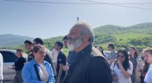 Архиепископ Баграт Галстанян вместе с молодыми людьми исполнил отрывок из оперы Комитаса «Вардан Мамиконян»