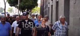 Կիրանցի բնակիչները ոստիկանների ուղեկցությամբ և առանց լրագրողների հետ բառ փոխանակելու մտան Կառավարության շենք