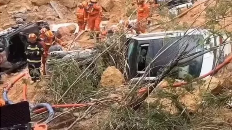 На юге Китая при обрушении скоростной автомагистрали погибли не менее 19 человек